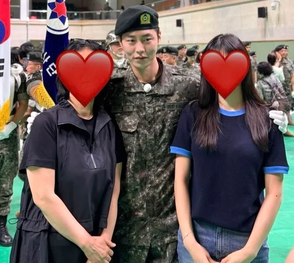 배우 이재욱이 기초군사훈련 수료식에서 가족과 함께 촬영한 모습